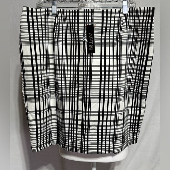 Apt. 9 Dresses & Skirts - NWT Apt 9 Black and White Plaid Skirt - Size 16